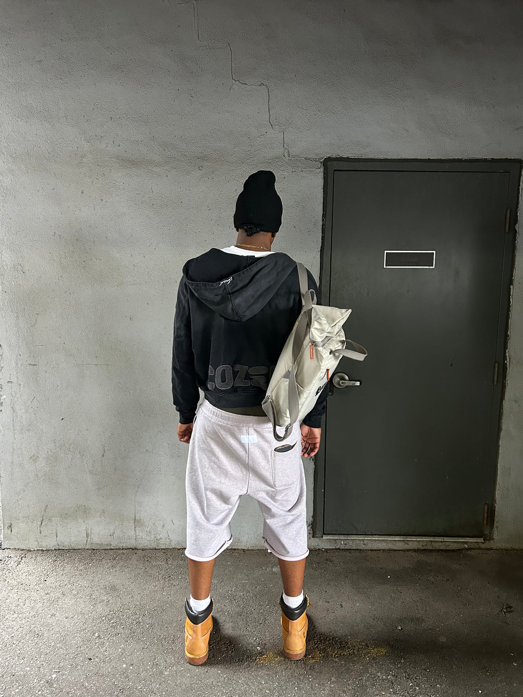 PATENT SHORTS GREY OSTRICH